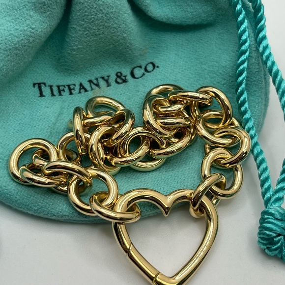 Beautiful Tiffany & Co. 18K Yellow Gold Open Heart Clasp Chain Bracelet - Picture 2 of 8